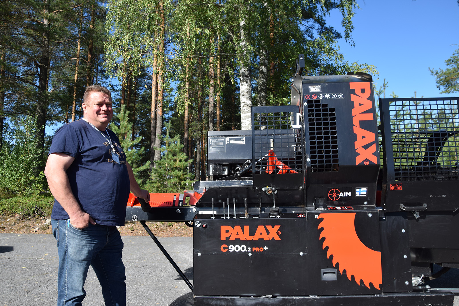 Palax-koulutus Hankkijalle vuonna 2020: Palax C900.2 vieressä Jouni Uusi-Rauva.