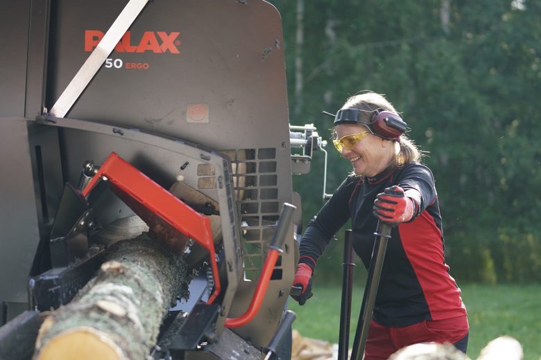 Virpi Laitamäki is very pleased with her Palax C750.2 circular saw machine.