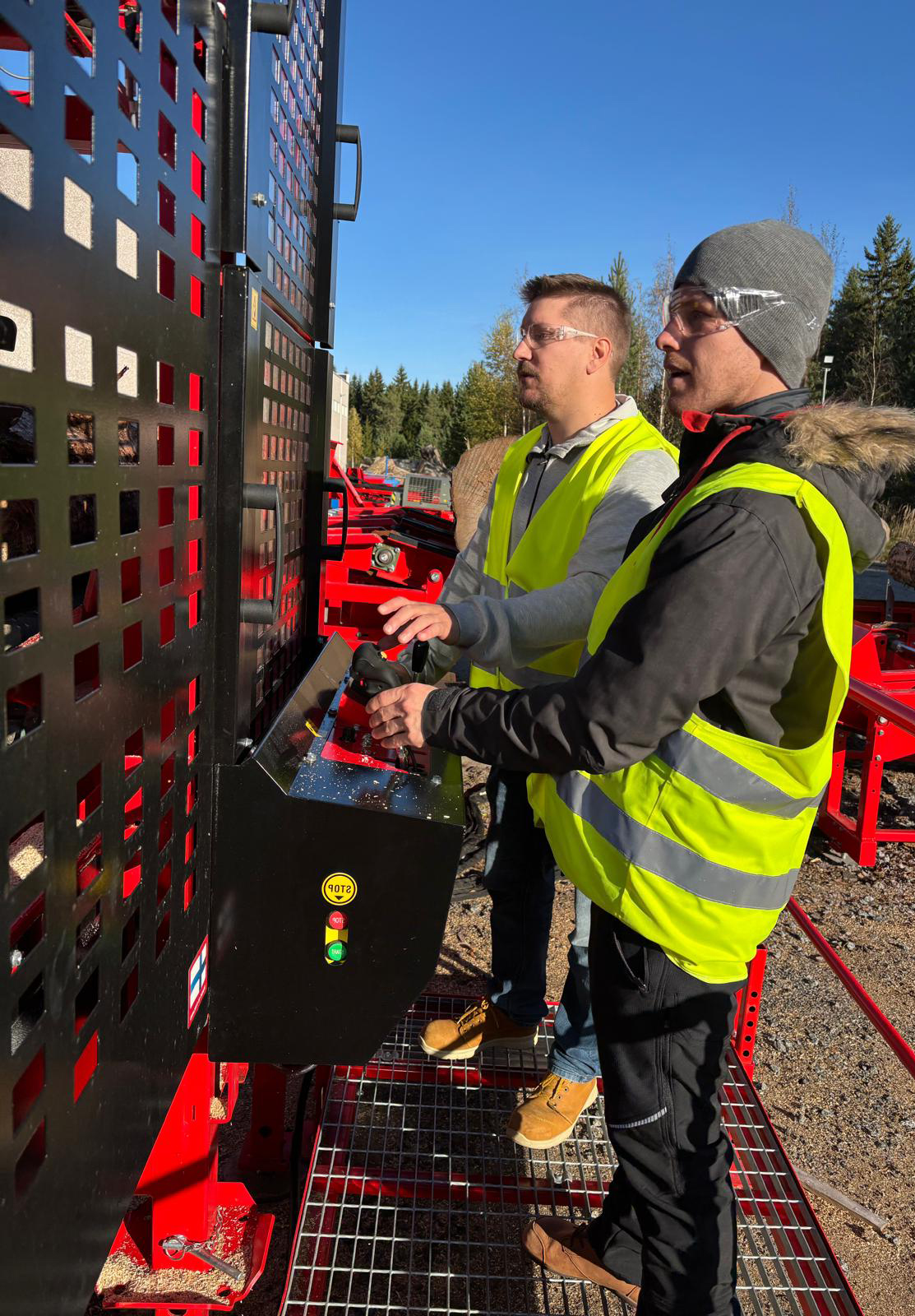 CEO Even Thomas from Värska Laht making friewood with X Firewood Factory