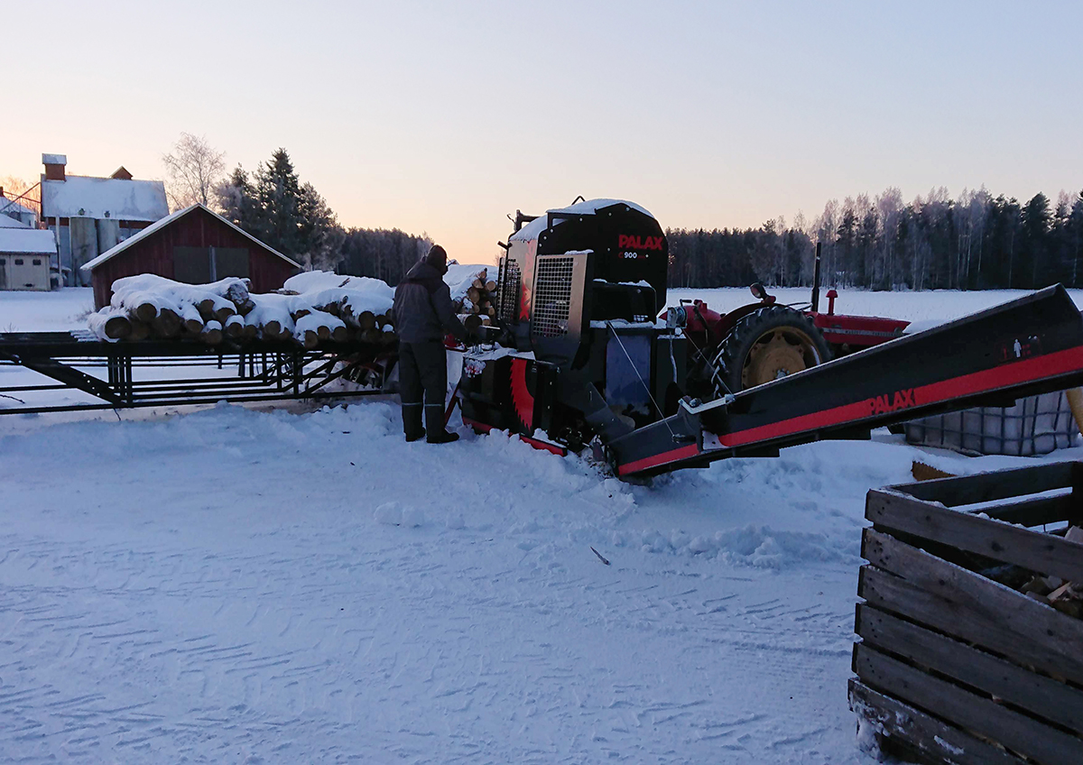 Palax C900:lla tehdään klapeja talvipakkasilla.