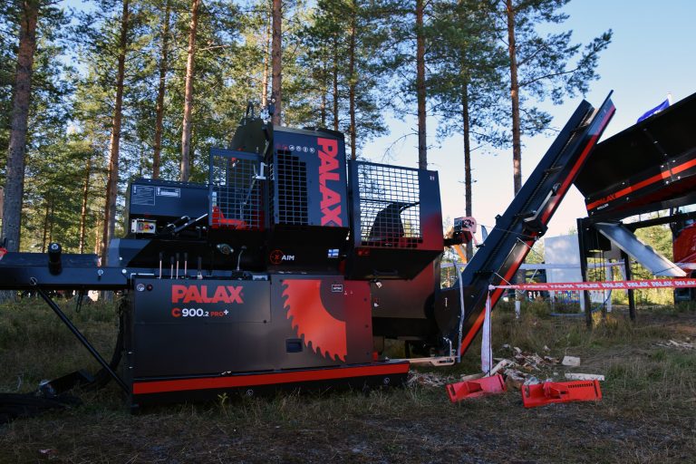 Palax C900.2 firewood processor with PalaxRoller.