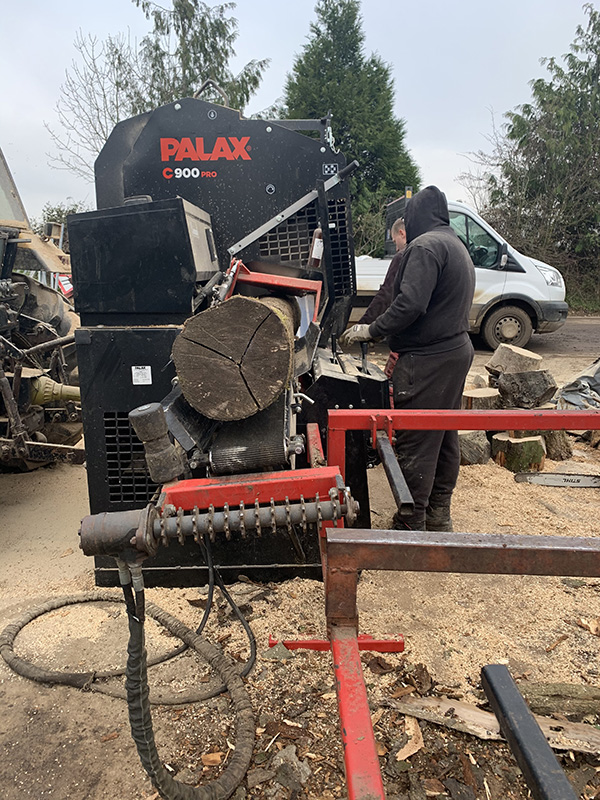 J&J Leach makes firewood with Palax C900 Pro firewood processor.
