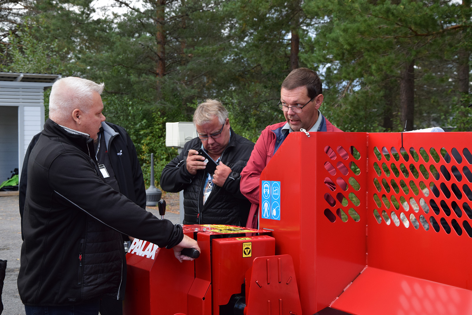 Palax-koulutus Hankkijalle vuonna 2020: Palax X1100 Hydraulihalkojan ohjaksia testaa Jarkko Virkkunen.