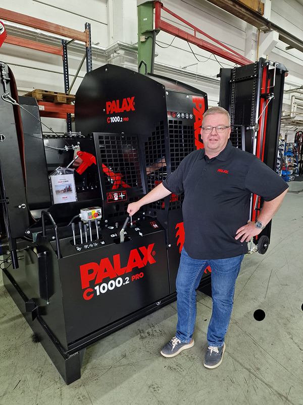 TP Silva's Managing Director Seppo Koiranen next to the Palax C1000.2 firewood processor.