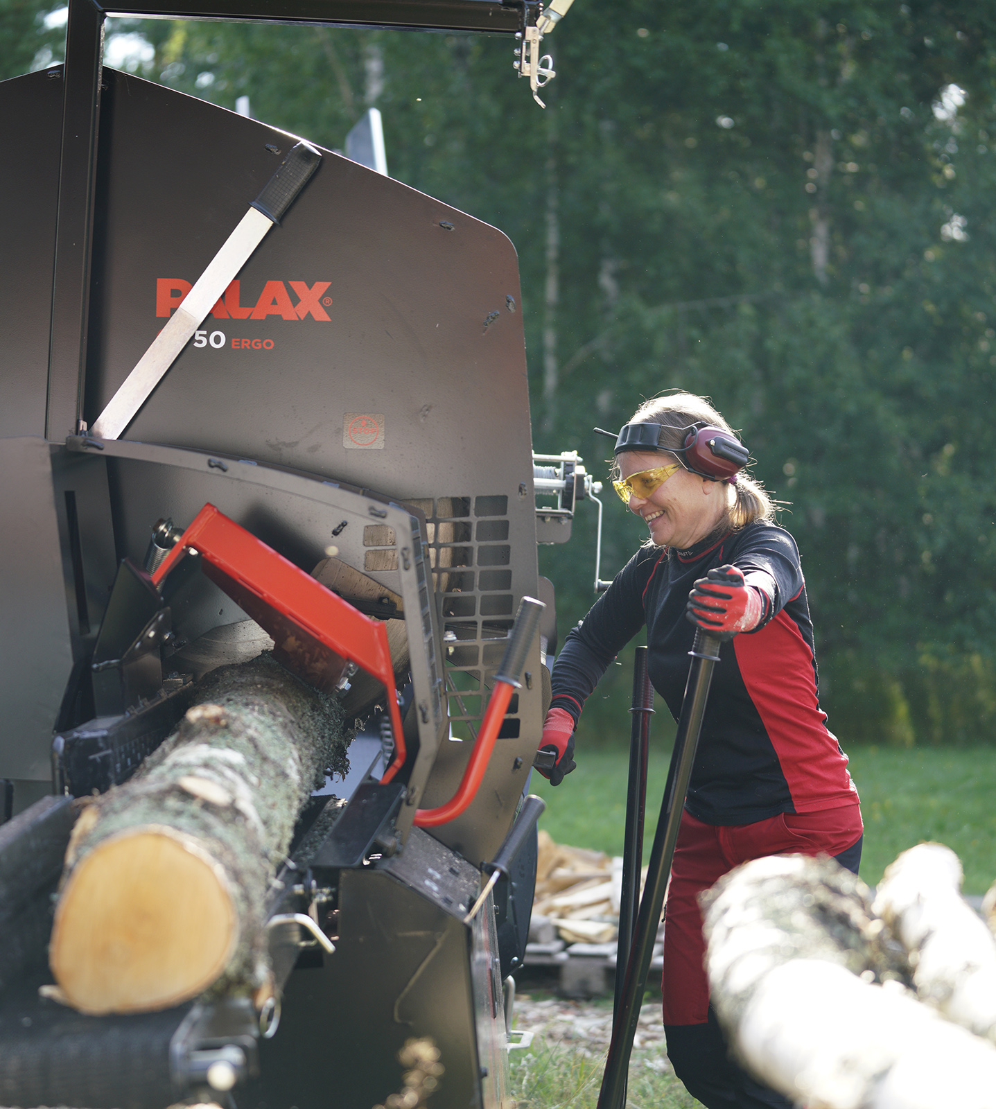 Virpi Laitamäki is very pleased with her Palax C750.2 circular saw machine.
