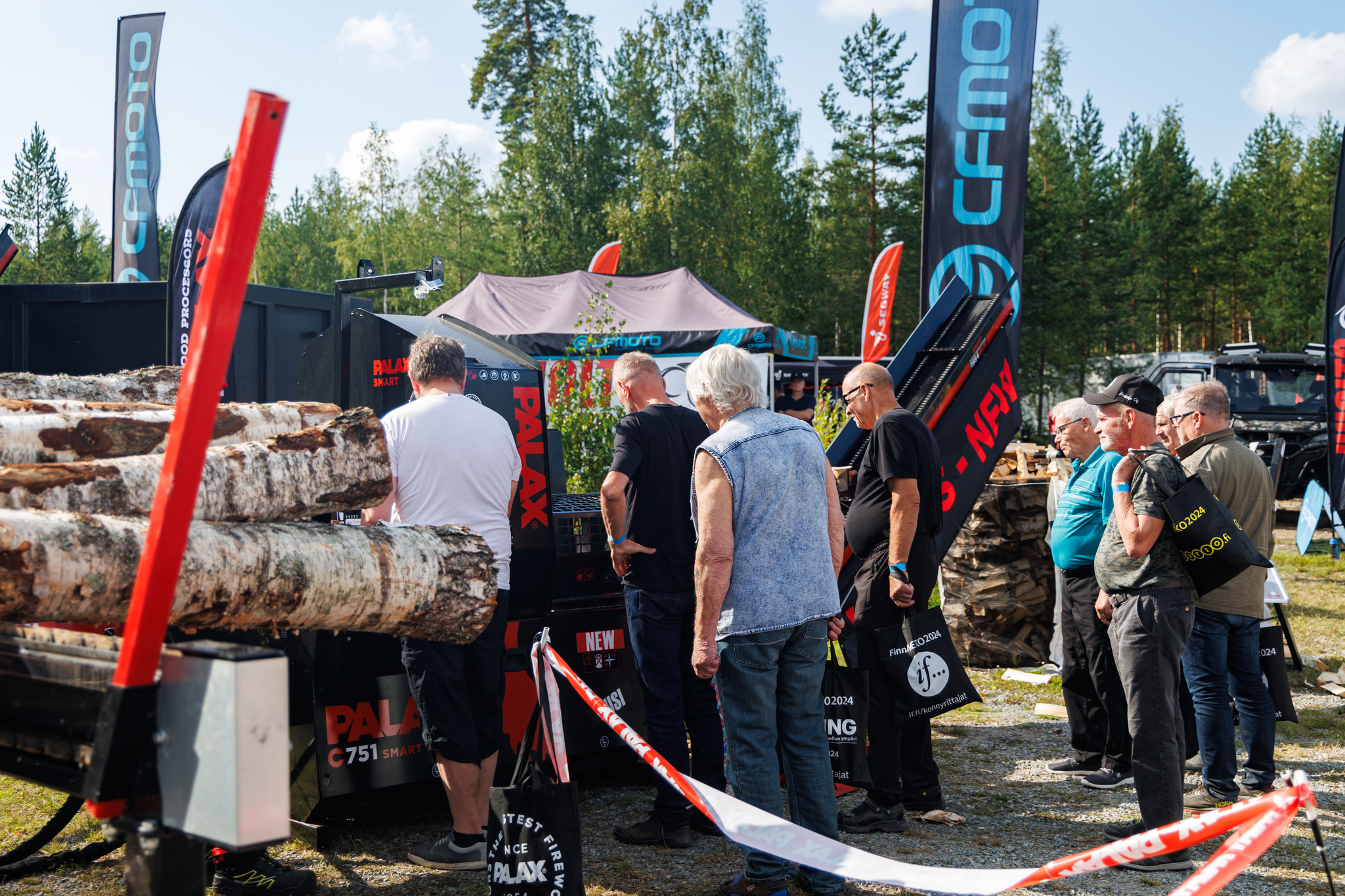 Palax osastolla riitti väkeä FinnMetkossa.